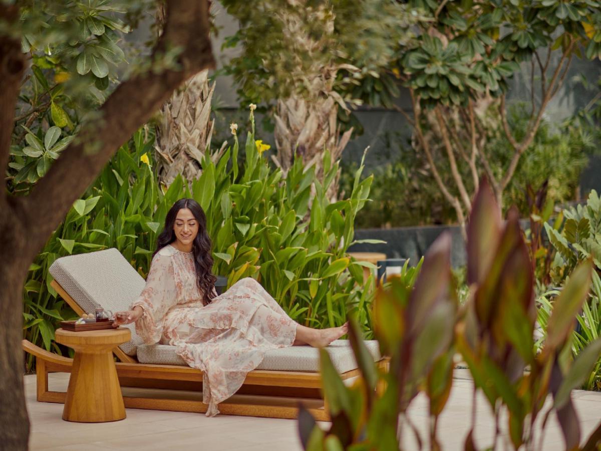Grand Hyatt Kuwait Kuwait City Exterior foto A guest at the pool
