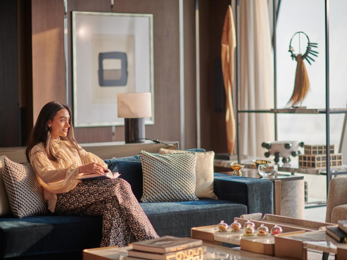 Grand Hyatt Kuwait Kuwait City Exterior foto A woman sitting on a sofa