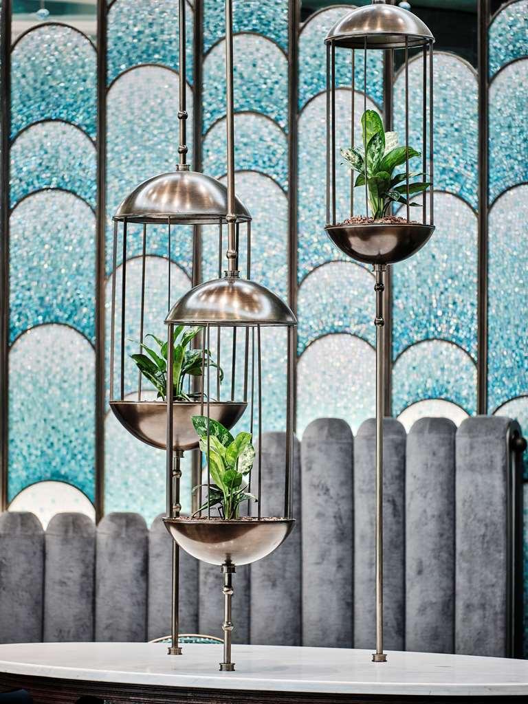 Grand Hyatt Kuwait Kuwait City Restaurante foto A vertical garden in a restaurant