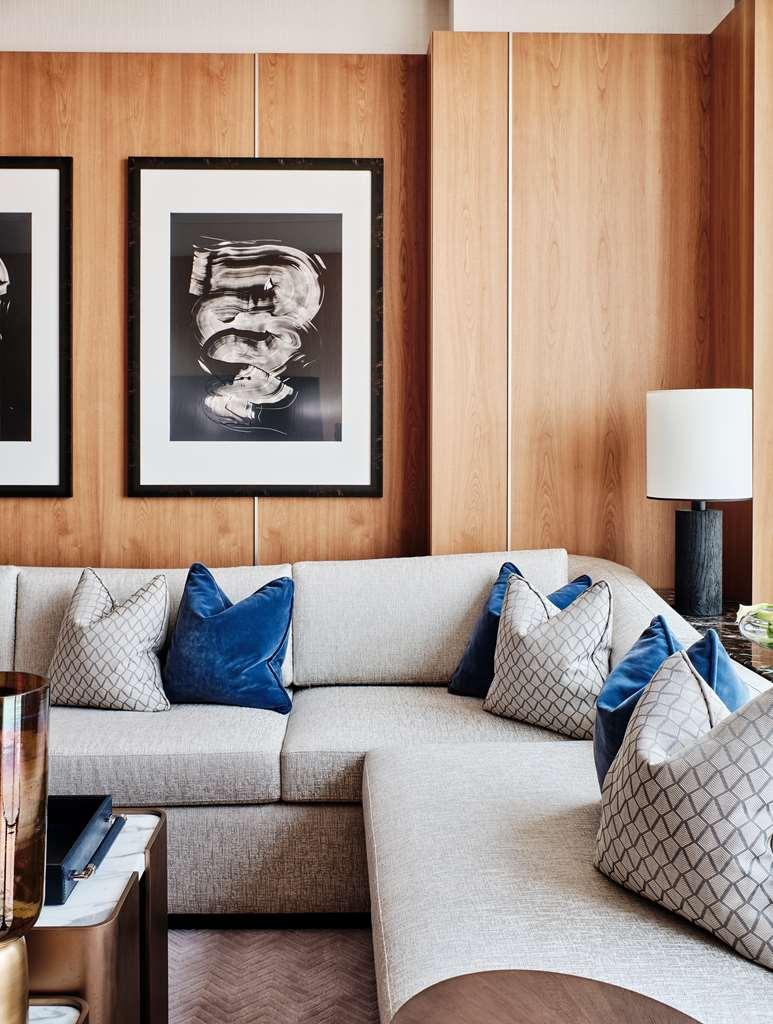 Grand Hyatt Kuwait Kuwait City Quarto foto A sofa with cushions